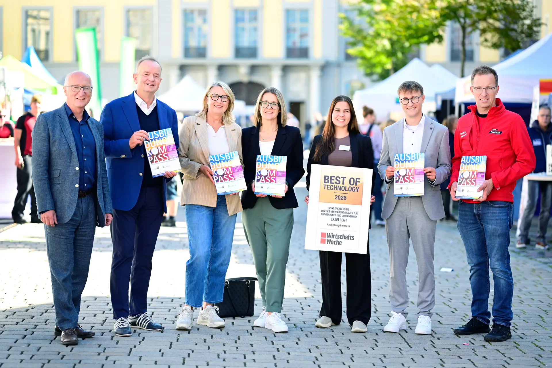 Sieben Personen stehen bei der Vorstellung des Ansbacher Ausbildungskompasses zusammen.