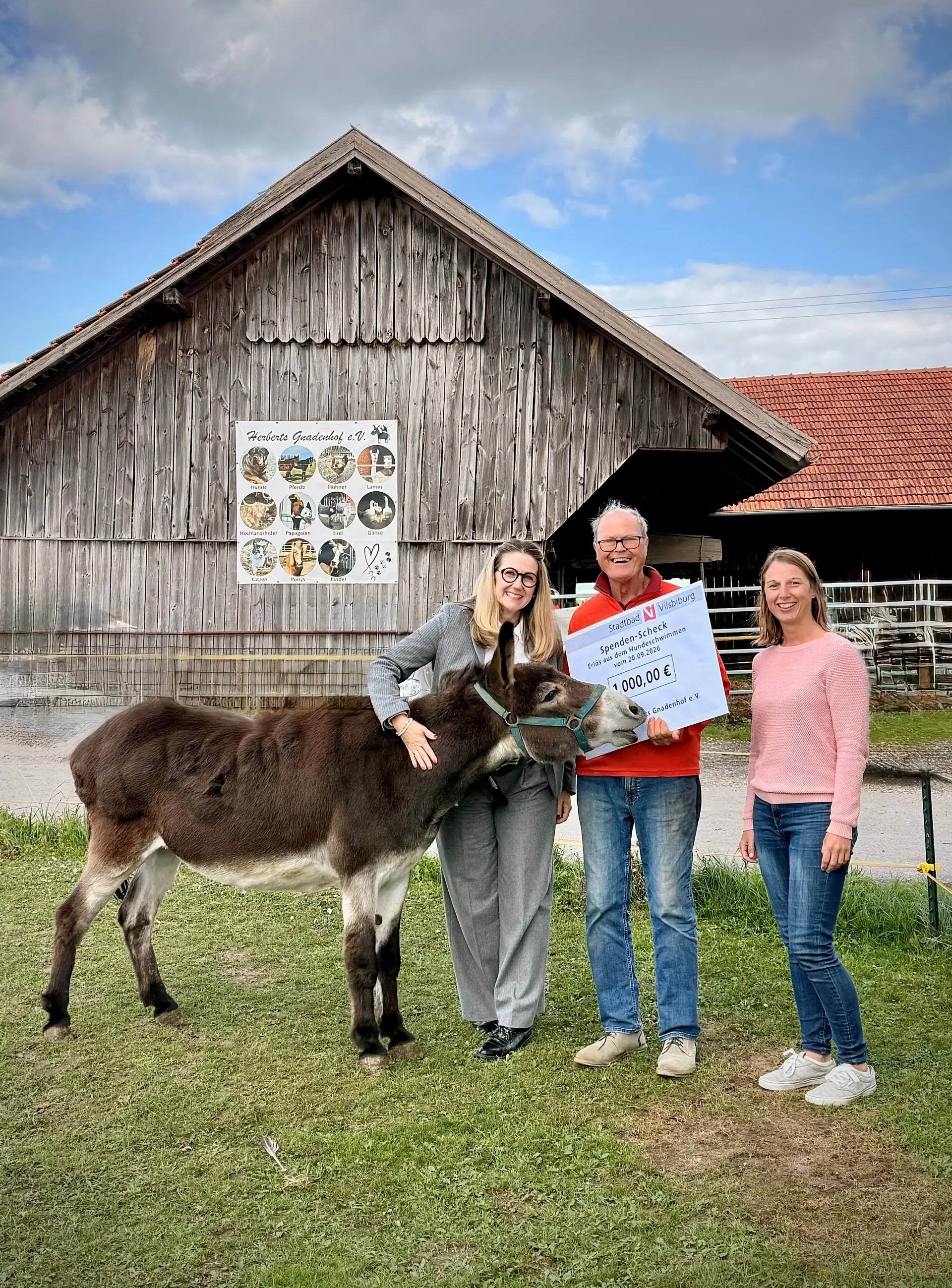 Spendenübergabe: Bürgermeisterin Sibylle Entwistle (li.) und Bäderbetriebsleiterin Vanessa Tschurschenthaler überreichten die Spende an Herberts Gnadenhof e.V. – begleitet von einem neugierigen Esel.
