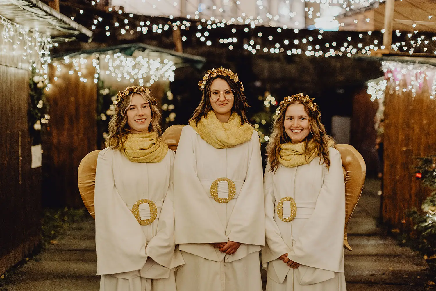 Forchheim: Für die Adventszeit 2025 standen die Weihnachtsengel Sarah Löblein und Franziska Schmitt – beide aus Forchheim – sowie Emily Sander aus Kunreuth fest