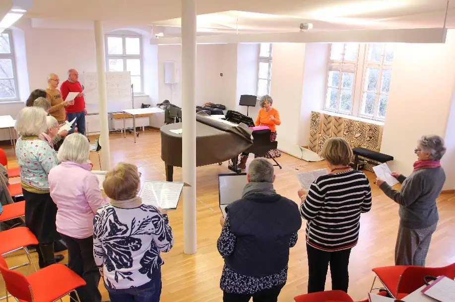 Probe des Senioren-Chores in der Musikschule mit Carolin Heckel