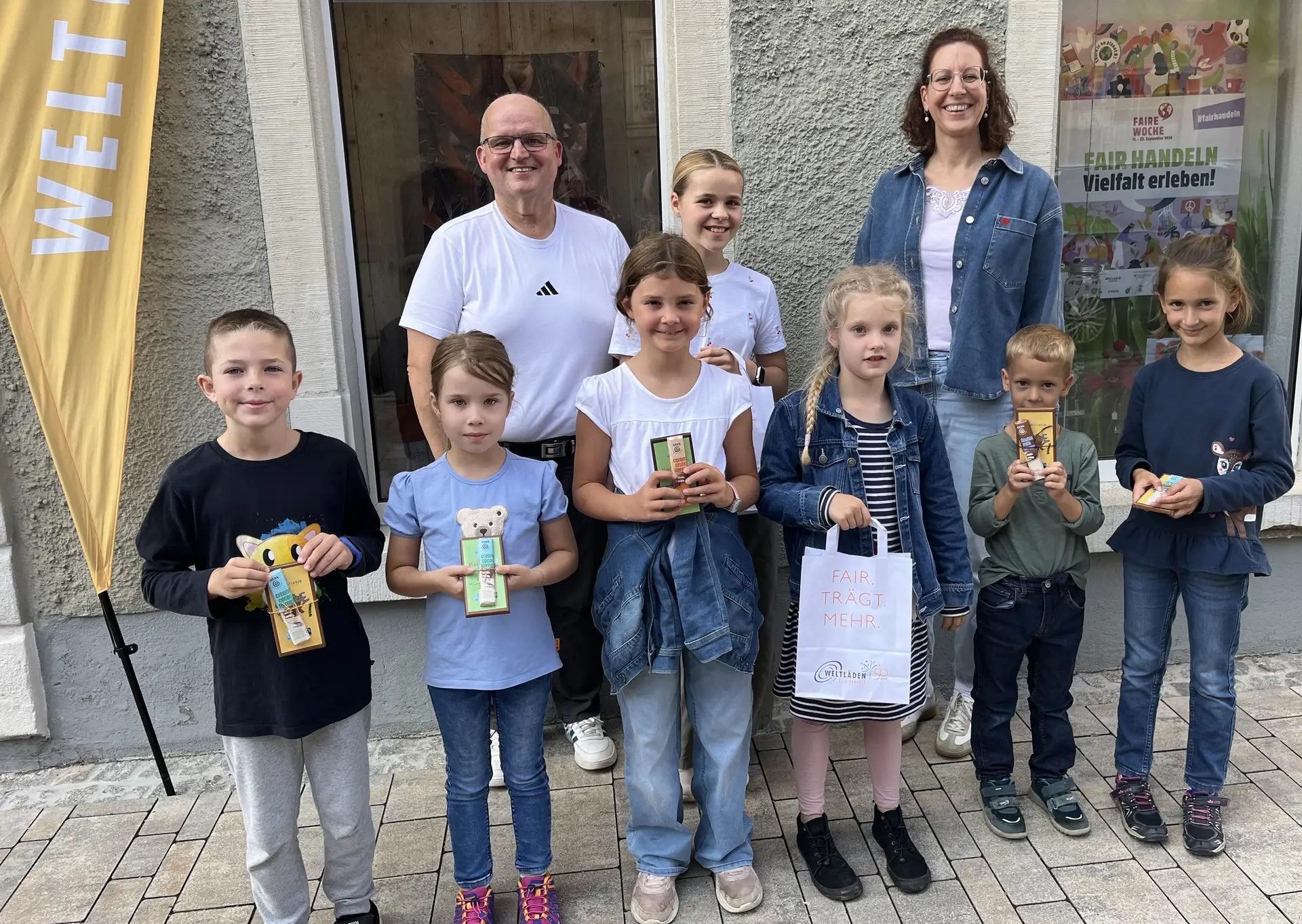Unser Foto zeigt die jungen Künstler/innen und den Stadtrat/ Referenten für Soziales und Fairtrade der Stadt Volkach, Klaus Leckel (links) sowie die 1. Vorsitzende Christiane Leckel .